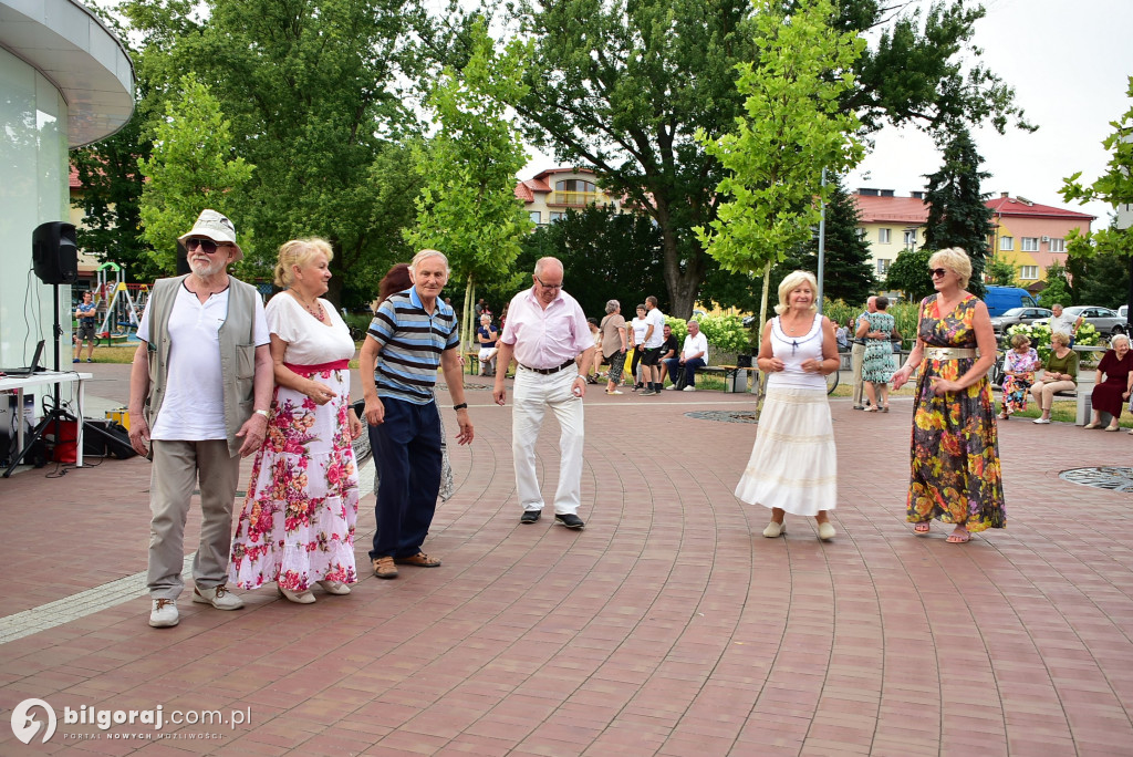 Lipcowy wieczór przy fontannie: seniorzy bawili się do rytmu muzyki
