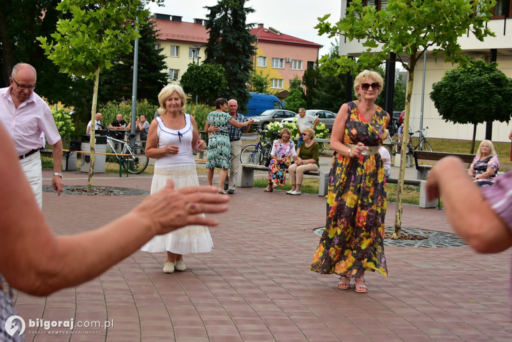 Lipcowy wieczór przy fontannie: seniorzy bawili się do rytmu muzyki