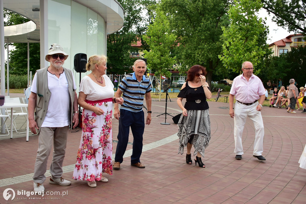 Lipcowy wieczór przy fontannie: seniorzy bawili się do rytmu muzyki