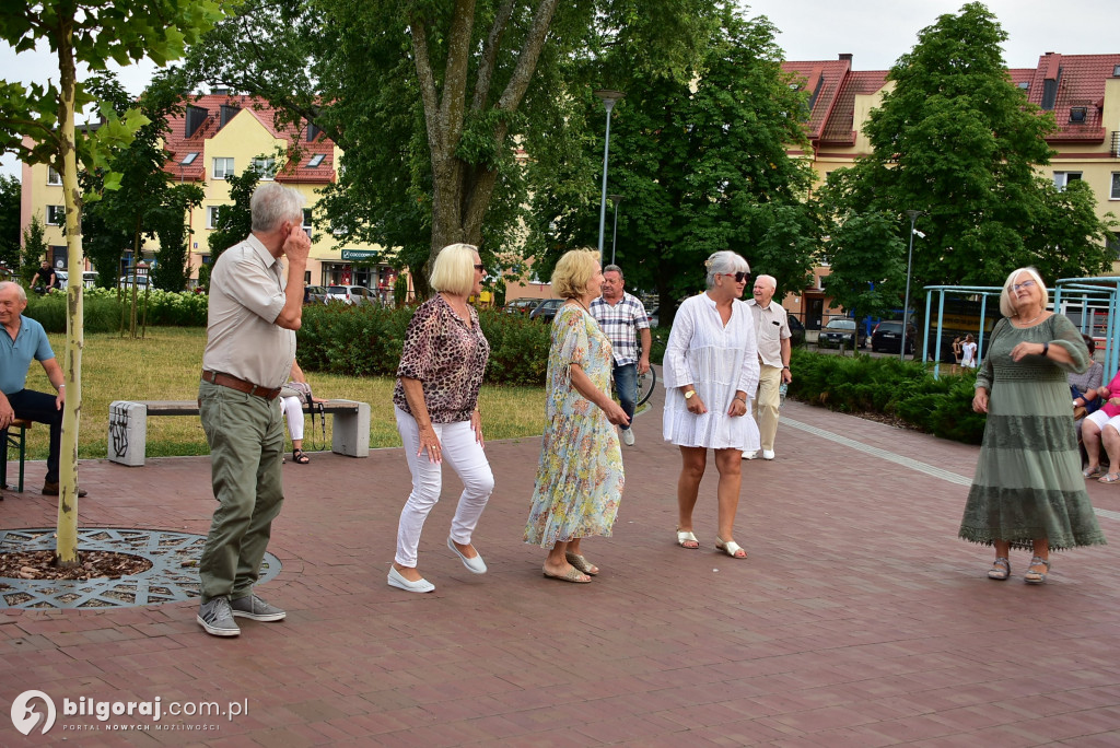 Lipcowy wieczór przy fontannie: seniorzy bawili się do rytmu muzyki