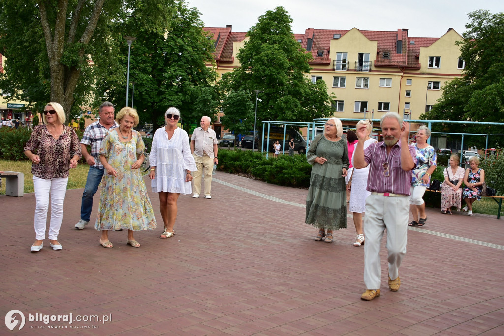 Lipcowy wieczór przy fontannie: seniorzy bawili się do rytmu muzyki