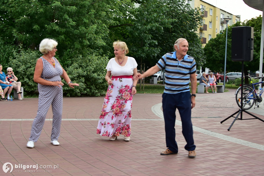 Lipcowy wieczór przy fontannie: seniorzy bawili się do rytmu muzyki