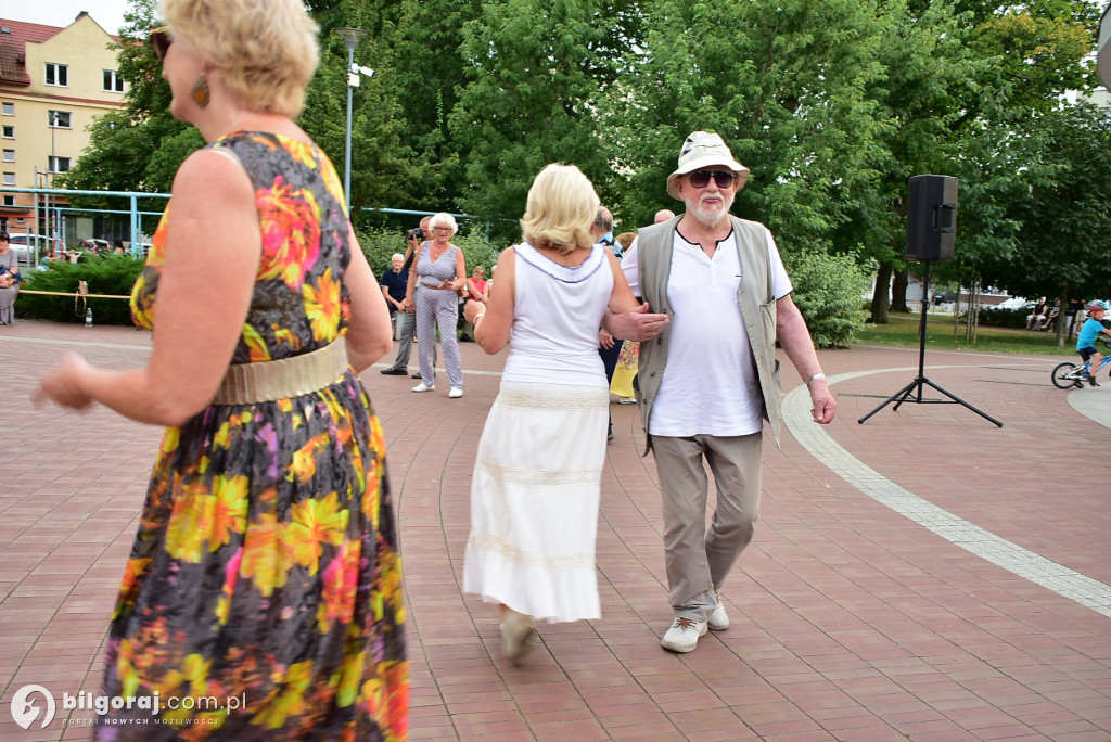 Lipcowy wieczór przy fontannie: seniorzy bawili się do rytmu muzyki
