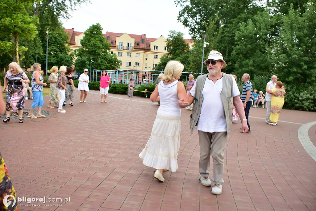 Lipcowy wieczór przy fontannie: seniorzy bawili się do rytmu muzyki