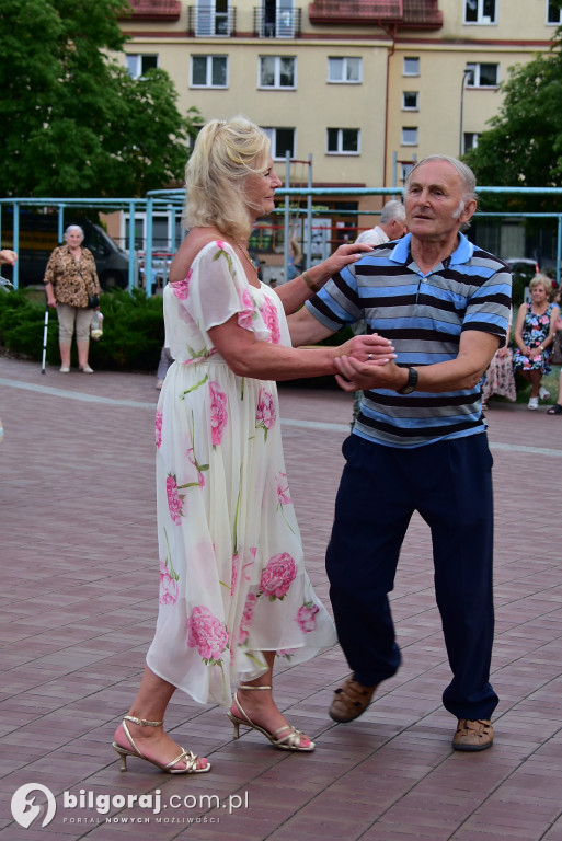 Lipcowy wieczór przy fontannie: seniorzy bawili się do rytmu muzyki