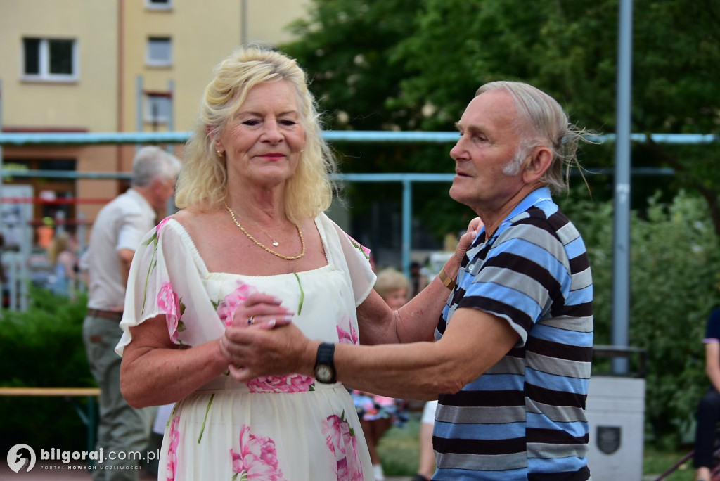 Lipcowy wieczór przy fontannie: seniorzy bawili się do rytmu muzyki