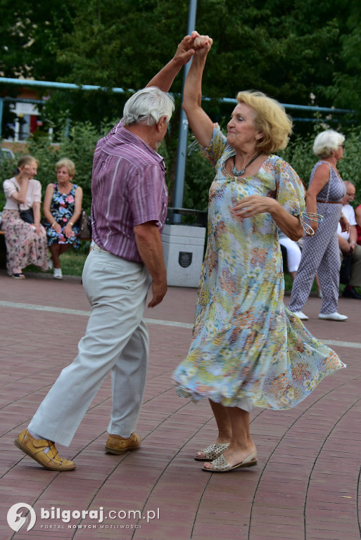 Lipcowy wieczór przy fontannie: seniorzy bawili się do rytmu muzyki