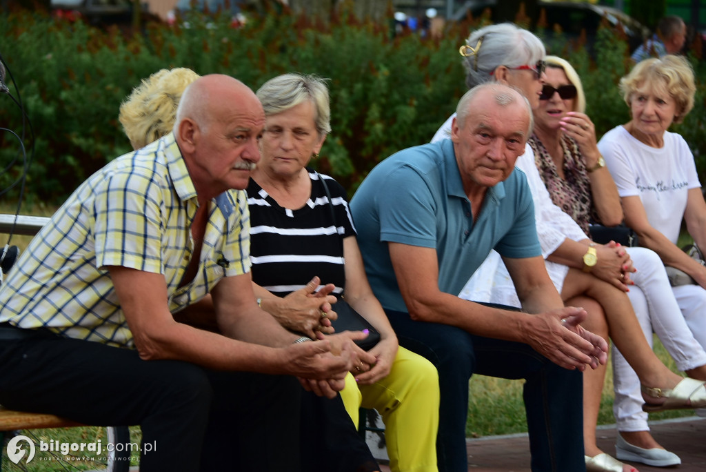 Lipcowy wieczór przy fontannie: seniorzy bawili się do rytmu muzyki