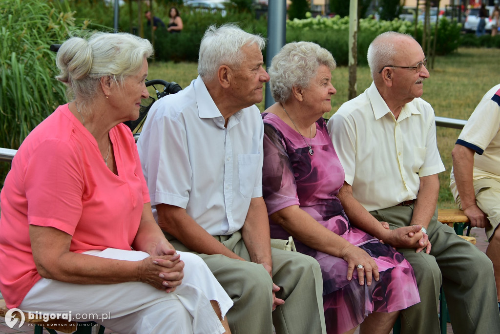 Lipcowy wieczór przy fontannie: seniorzy bawili się do rytmu muzyki