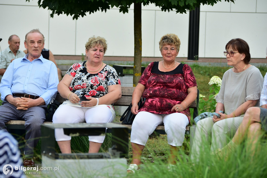 Lipcowy wieczór przy fontannie: seniorzy bawili się do rytmu muzyki