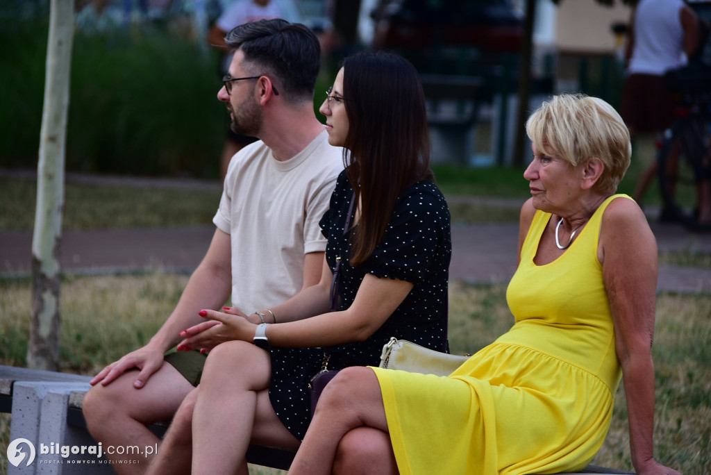 Lipcowy wieczór przy fontannie: seniorzy bawili się do rytmu muzyki
