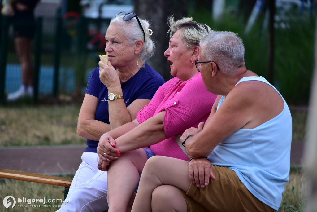 Lipcowy wieczór przy fontannie: seniorzy bawili się do rytmu muzyki