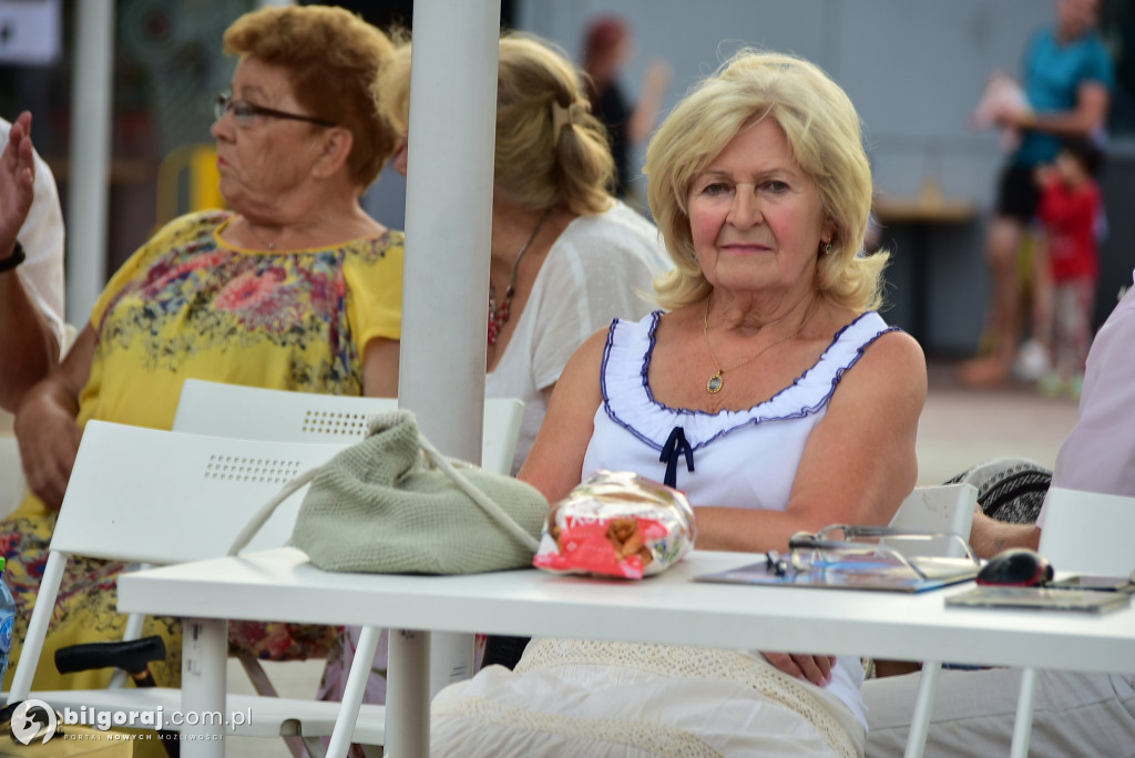 Lipcowy wieczór przy fontannie: seniorzy bawili się do rytmu muzyki