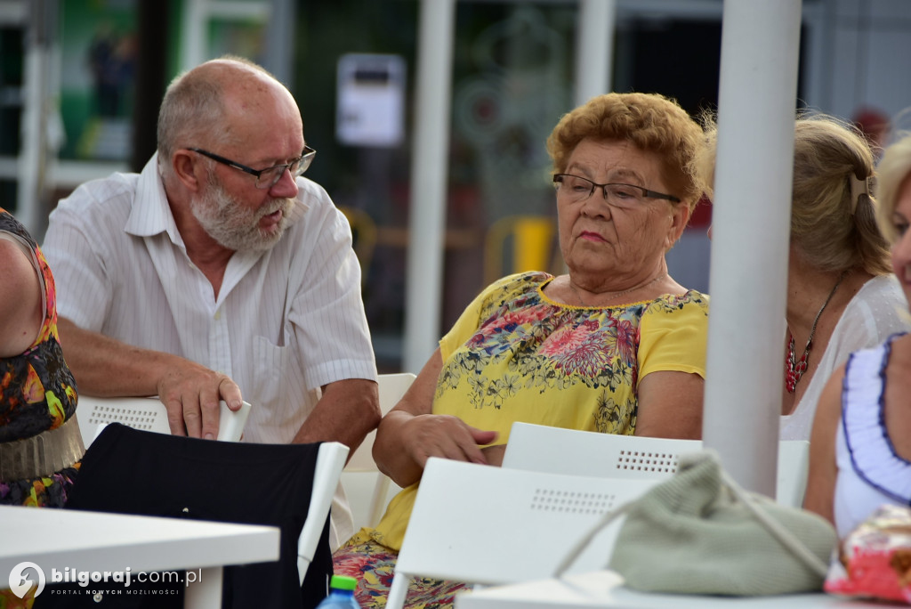 Lipcowy wieczór przy fontannie: seniorzy bawili się do rytmu muzyki