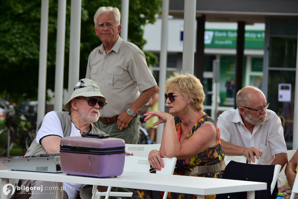 Lipcowy wieczór przy fontannie: seniorzy bawili się do rytmu muzyki