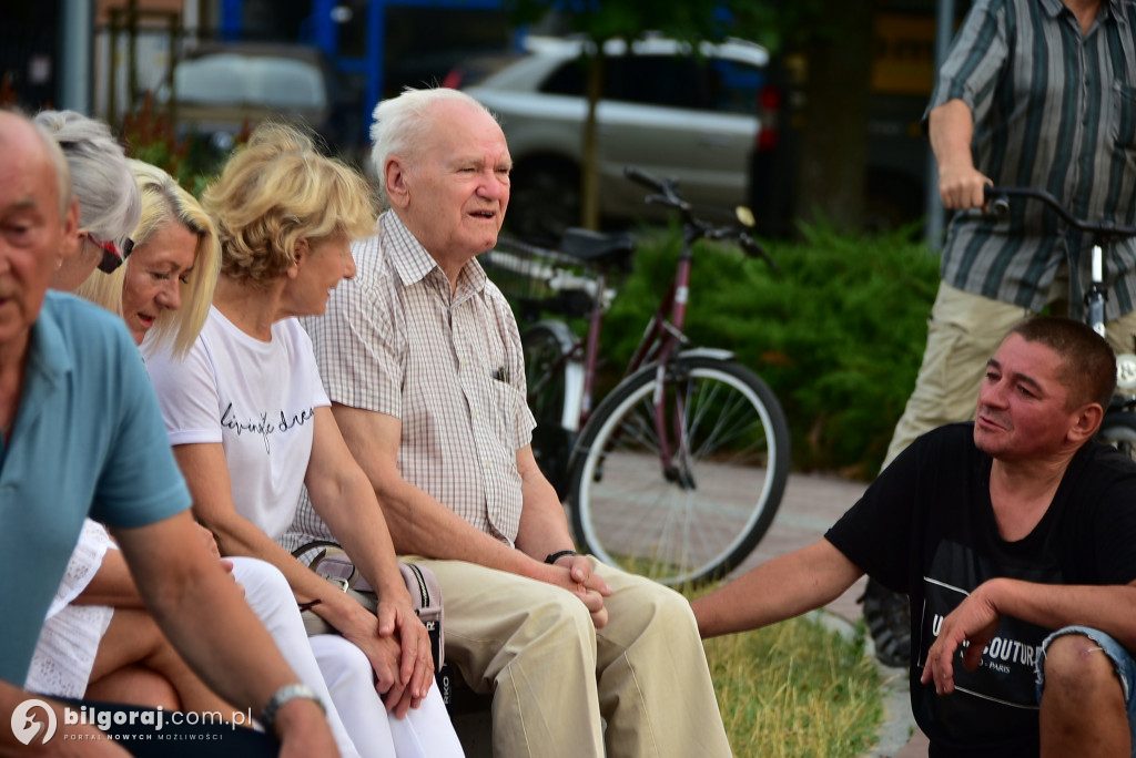 Lipcowy wieczór przy fontannie: seniorzy bawili się do rytmu muzyki