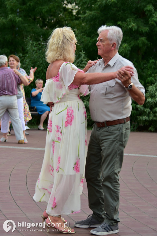 Lipcowy wieczór przy fontannie: seniorzy bawili się do rytmu muzyki
