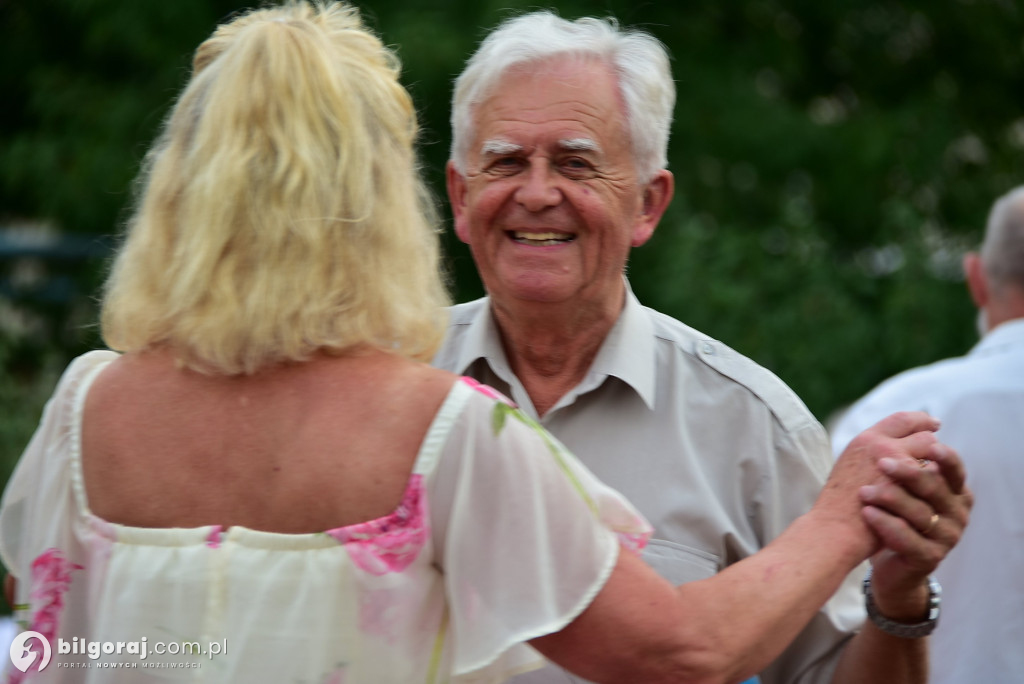 Lipcowy wieczór przy fontannie: seniorzy bawili się do rytmu muzyki