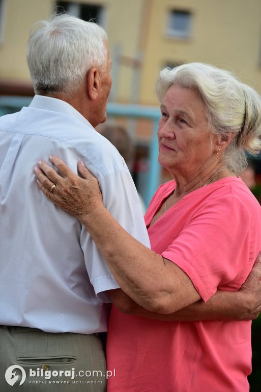Lipcowy wieczór przy fontannie: seniorzy bawili się do rytmu muzyki