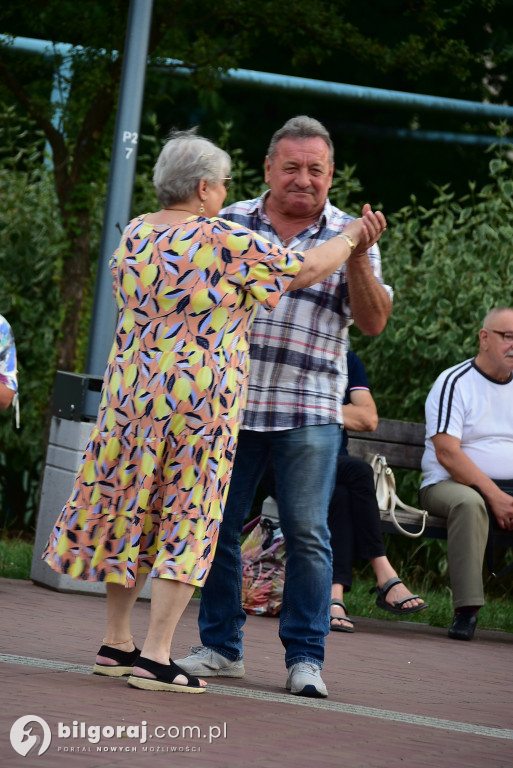 Lipcowy wieczór przy fontannie: seniorzy bawili się do rytmu muzyki