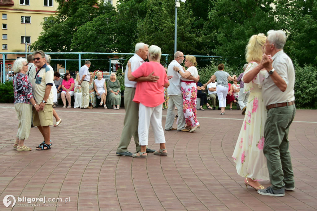 Lipcowy wieczór przy fontannie: seniorzy bawili się do rytmu muzyki