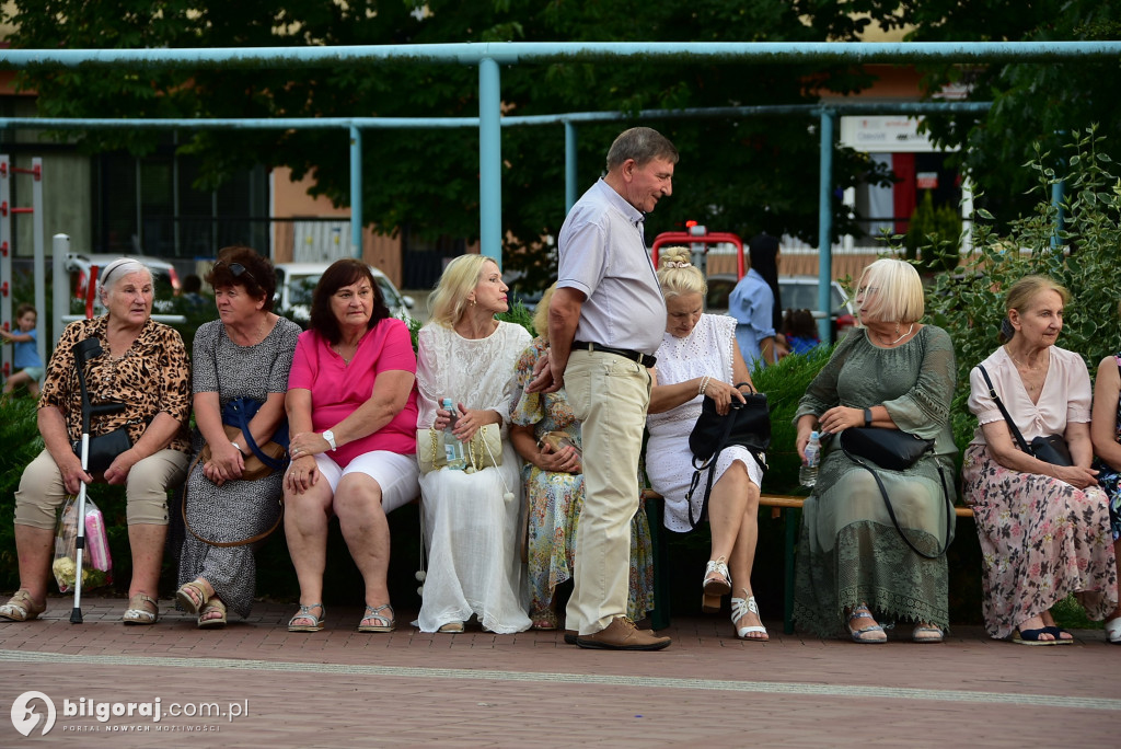 Lipcowy wieczór przy fontannie: seniorzy bawili się do rytmu muzyki