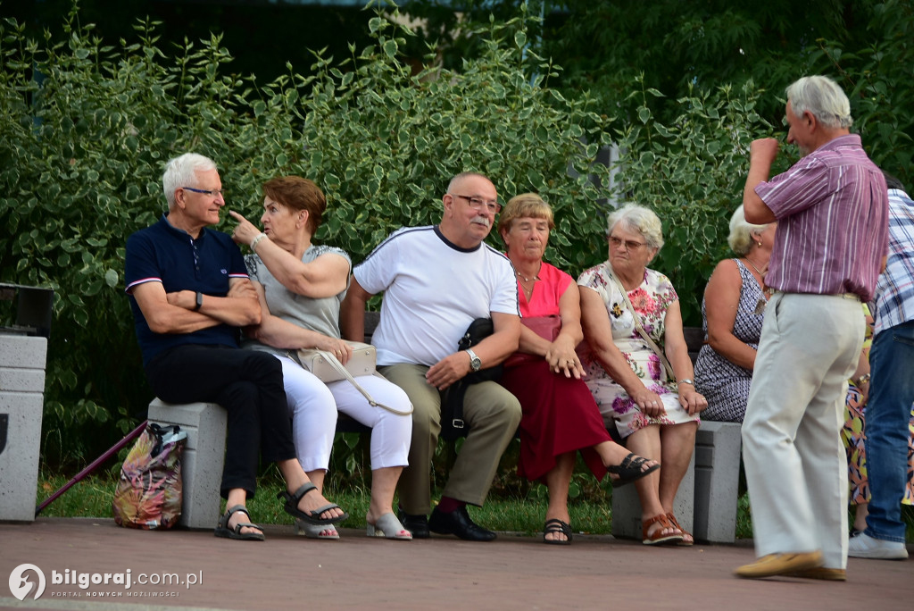 Lipcowy wieczór przy fontannie: seniorzy bawili się do rytmu muzyki