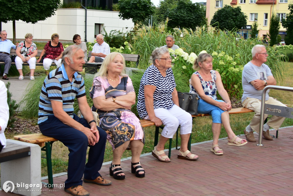 Lipcowy wieczór przy fontannie: seniorzy bawili się do rytmu muzyki