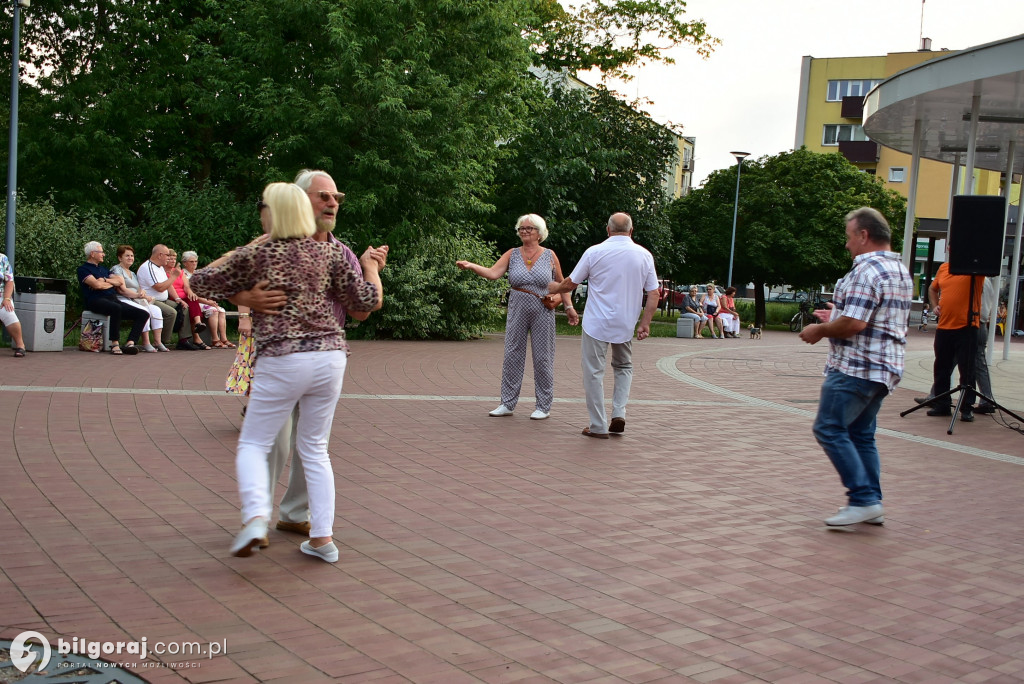 Lipcowy wieczór przy fontannie: seniorzy bawili się do rytmu muzyki