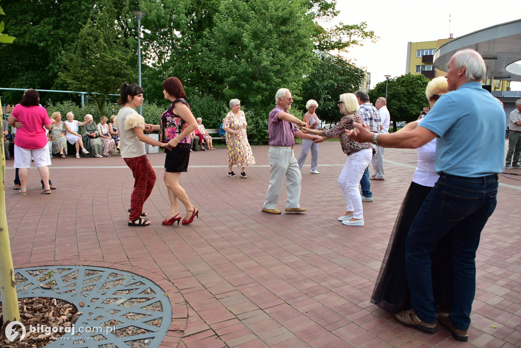 Lipcowy wieczór przy fontannie: seniorzy bawili się do rytmu muzyki