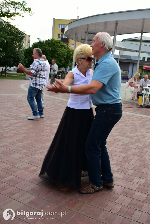 Lipcowy wieczór przy fontannie: seniorzy bawili się do rytmu muzyki