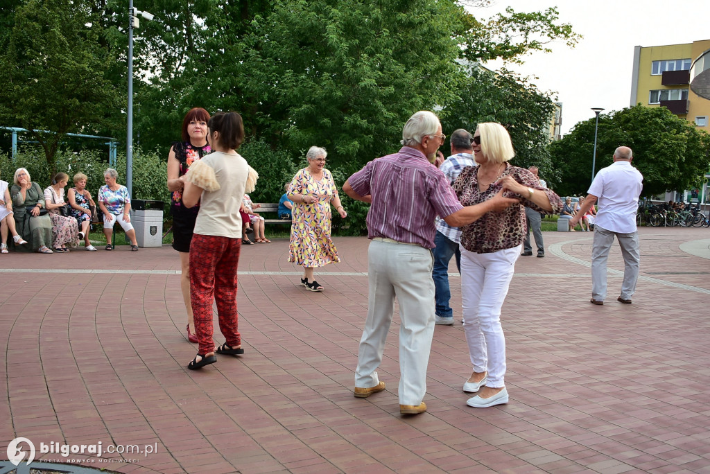 Lipcowy wieczór przy fontannie: seniorzy bawili się do rytmu muzyki