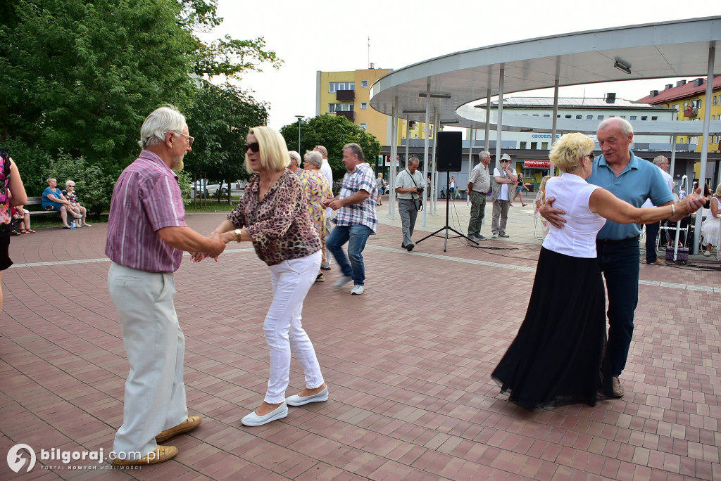 Lipcowy wieczór przy fontannie: seniorzy bawili się do rytmu muzyki
