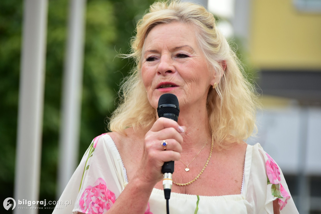 Lipcowy wieczór przy fontannie: seniorzy bawili się do rytmu muzyki