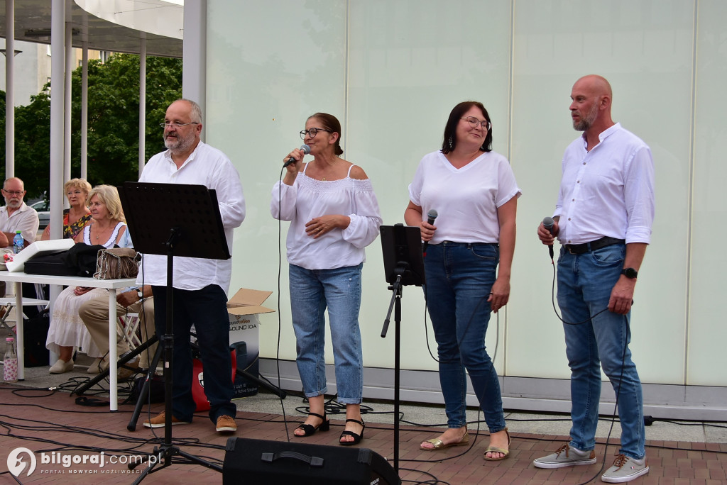 Lipcowy wieczór przy fontannie: seniorzy bawili się do rytmu muzyki