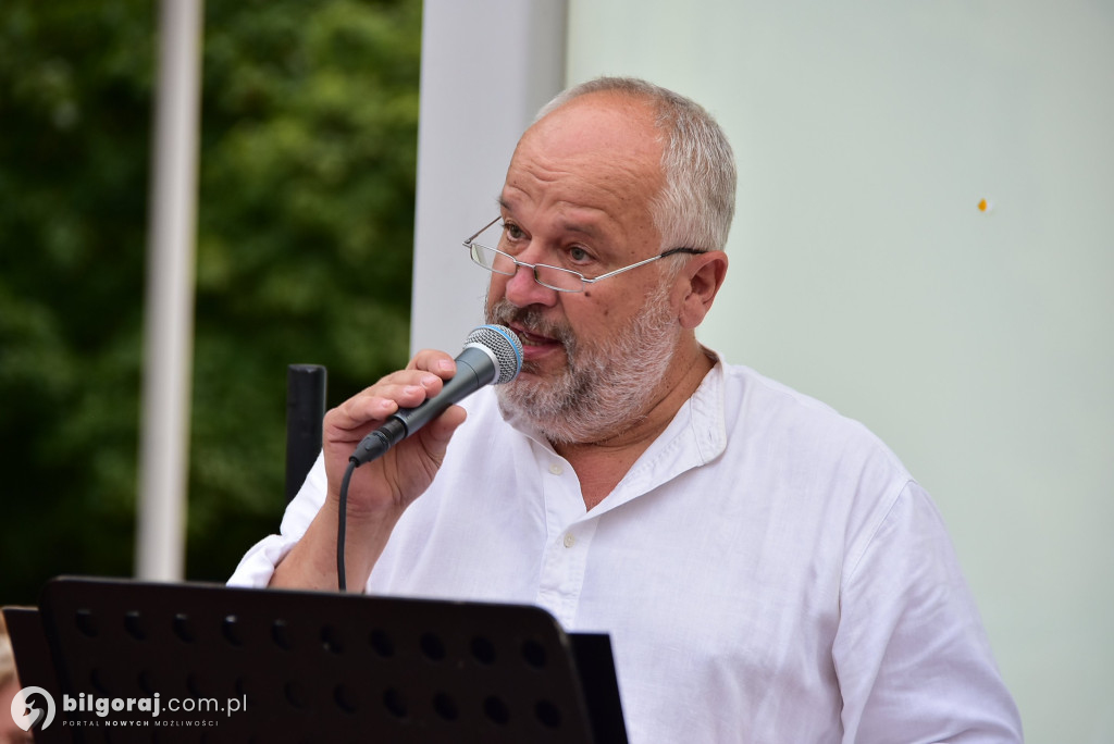 Lipcowy wieczór przy fontannie: seniorzy bawili się do rytmu muzyki