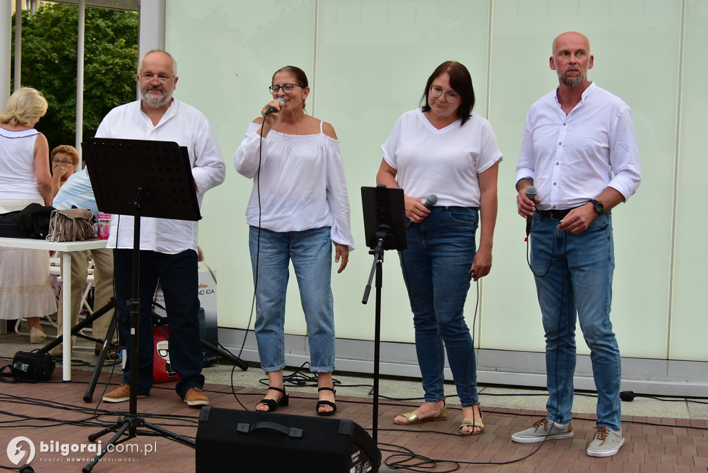 Lipcowy wieczór przy fontannie: seniorzy bawili się do rytmu muzyki