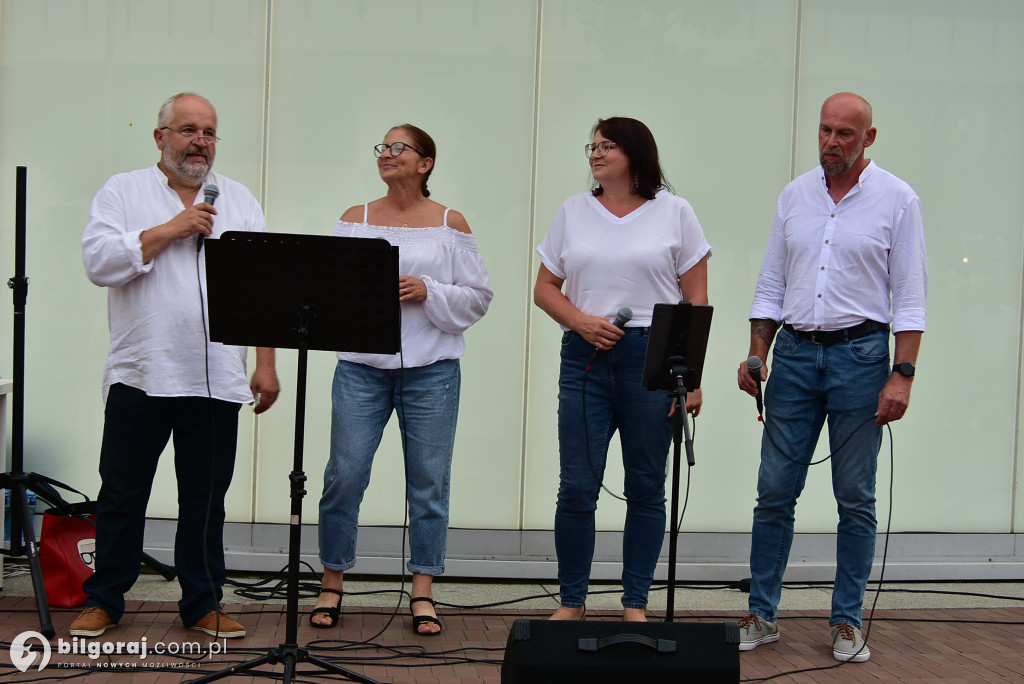 Lipcowy wieczór przy fontannie: seniorzy bawili się do rytmu muzyki