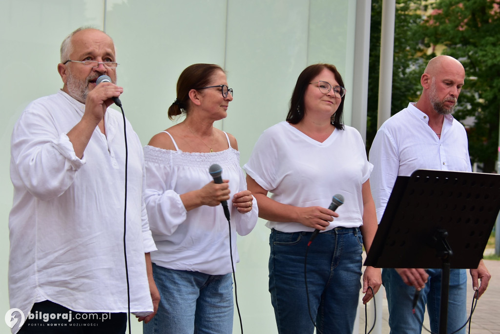 Lipcowy wieczór przy fontannie: seniorzy bawili się do rytmu muzyki