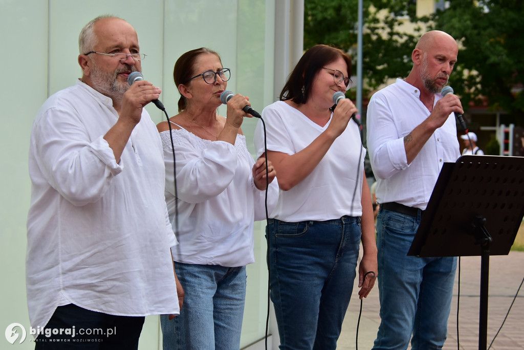 Lipcowy wieczór przy fontannie: seniorzy bawili się do rytmu muzyki
