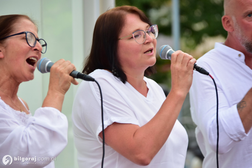 Lipcowy wieczór przy fontannie: seniorzy bawili się do rytmu muzyki