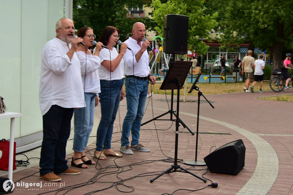 Lipcowy wieczór przy fontannie: seniorzy bawili się do rytmu muzyki