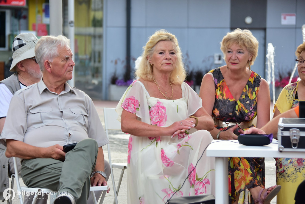 Lipcowy wieczór przy fontannie: seniorzy bawili się do rytmu muzyki