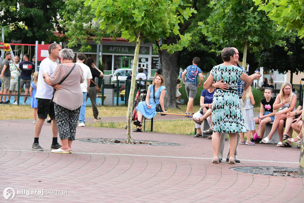 Lipcowy wieczór przy fontannie: seniorzy bawili się do rytmu muzyki