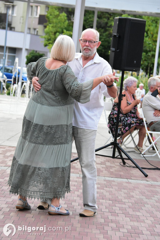 Lipcowy wieczór przy fontannie: seniorzy bawili się do rytmu muzyki