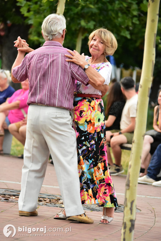 Lipcowy wieczór przy fontannie: seniorzy bawili się do rytmu muzyki