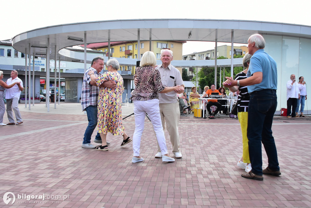 Lipcowy wieczór przy fontannie: seniorzy bawili się do rytmu muzyki