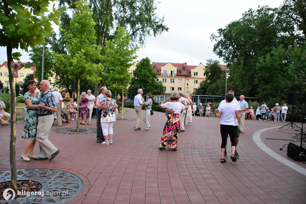 Lipcowy wieczór przy fontannie: seniorzy bawili się do rytmu muzyki