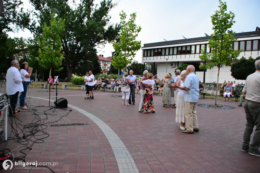 Lipcowy wieczór przy fontannie: seniorzy bawili się do rytmu muzyki