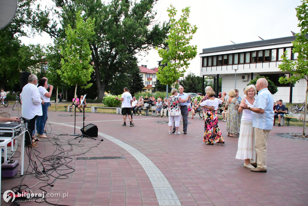 Lipcowy wieczór przy fontannie: seniorzy bawili się do rytmu muzyki